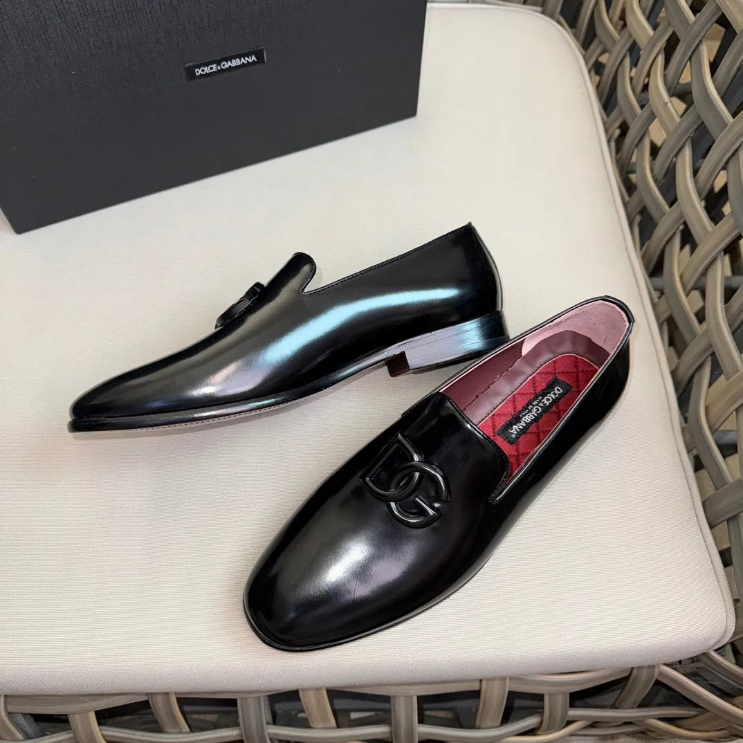 💰¥960 D&G cowhide moccasin loafers for men｜Embellished with DG hardware nameplate｜Made of imported calfskin｜Retro and shiny texture complement each other｜Release charming tones to outline a confident posture｜Imported calfskin + cowhide lining + Italian leather outsole Size: 39-44 (38.45 custom-made)